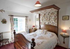 Canopied double bed in Gameskeepers Cottage