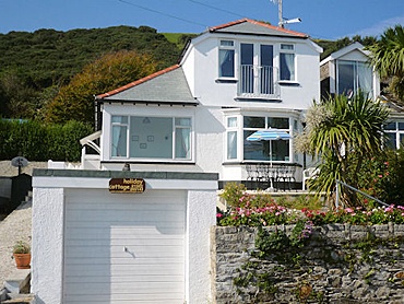 Sea Breeze Cottage offers panoramic sea views across Looe Bay and Looe Island