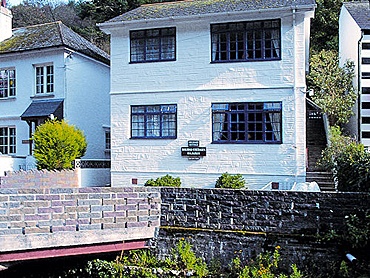 Shellseekers Holiday Apartments is a detached streamside property approached by an attractive stone bridge