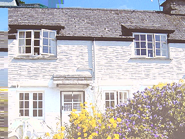 Crumplehorn Holiday Cottage 3 is a pet friendly traditional Cornish cottage