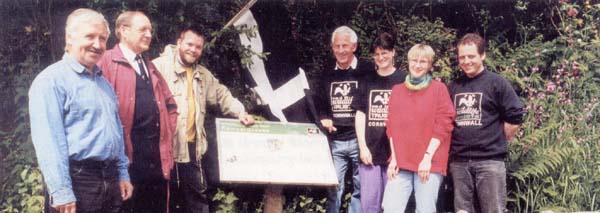 <font face="Arial" size=2><i>Unveiling the new reserve sign at Kemyel Crease. Photo: Stuart Hutchings</i></font>